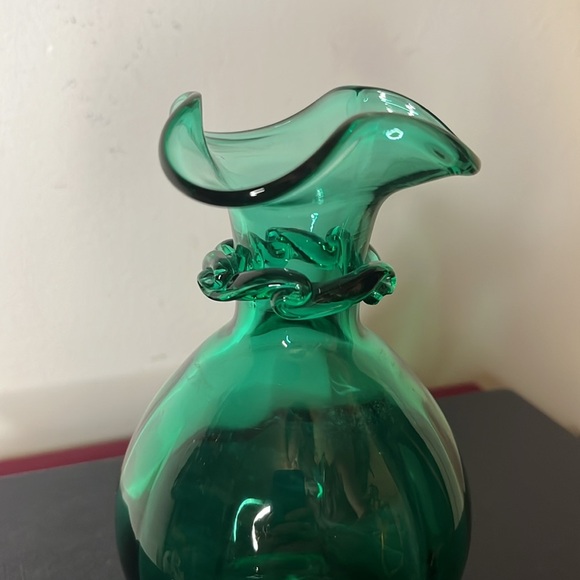 Vintage Bischoff Glass Hand Blown Green Ruffle Top Bud Vase w Decorative Ring - Picture 4 of 7
